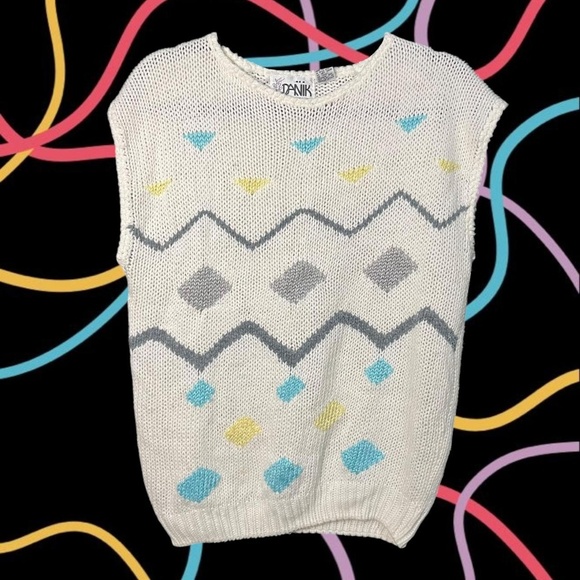 Vintage 80s knit vest blouse with a classic crew neck and geometric pattern - Picture 1 of 4